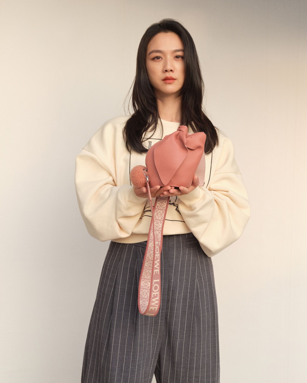 Loewe全新推出的蜜桃色長耳朵品牌經典Bunny手袋。